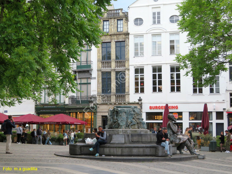 BRUSELAS (385) Fuente de Charles Buls