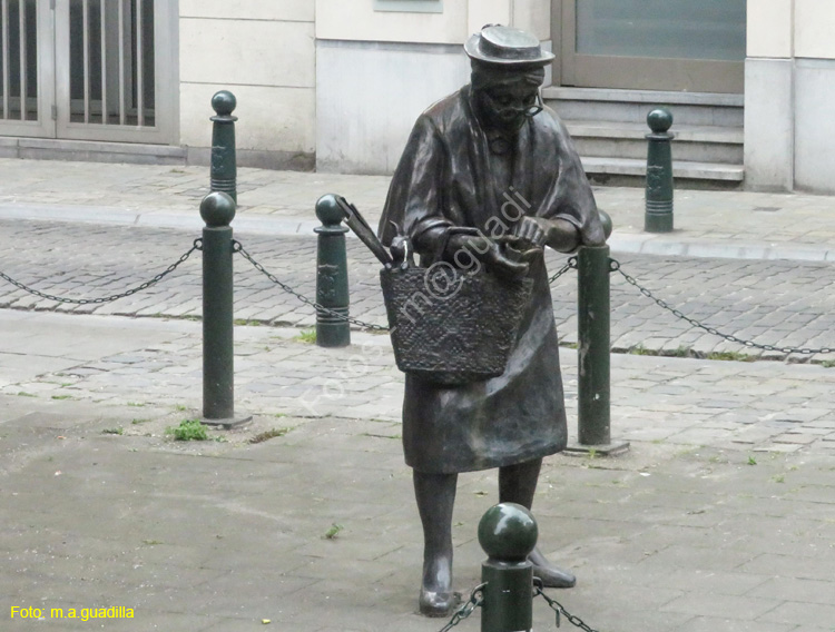 BRUSELAS (463) Estatua de Madame Chapeau