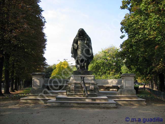 PARIS 266 Monument a la Fontaine