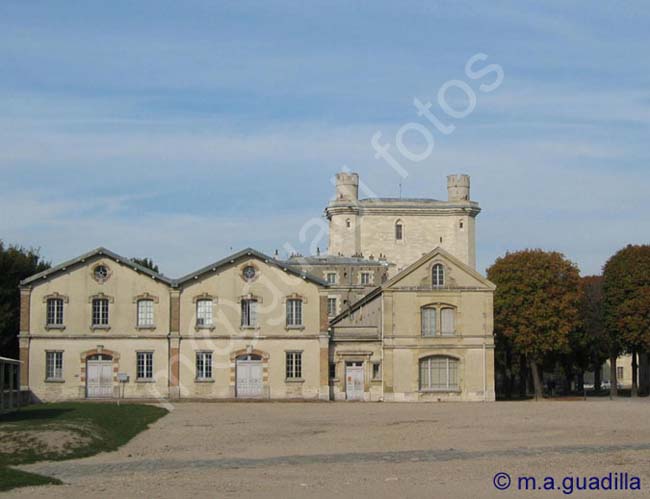 PARIS 386 Chateau Vincennes