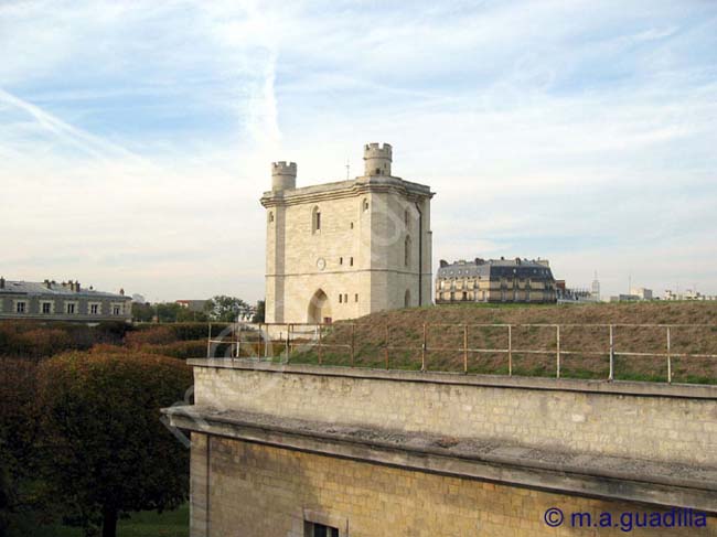 PARIS 388 Chateau Vincennes