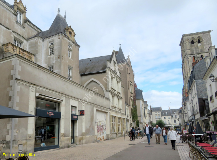 TOURS (342) Place de Chateauneuf