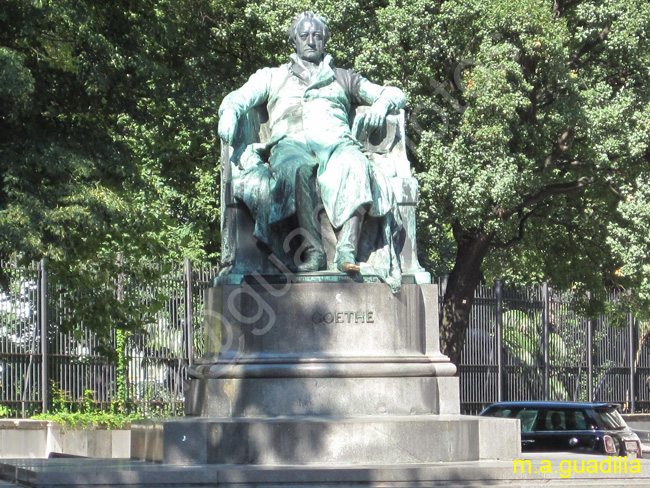 VIENA 063 - Monumento a Goethe