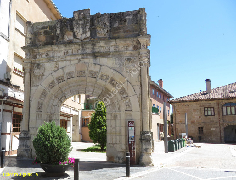 AGUILAR DE CAMPOO (244)b Puerta del Palacio de los Villatorre 