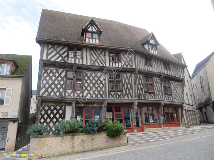 CHARTRES (217) Place de la Poissonnerie