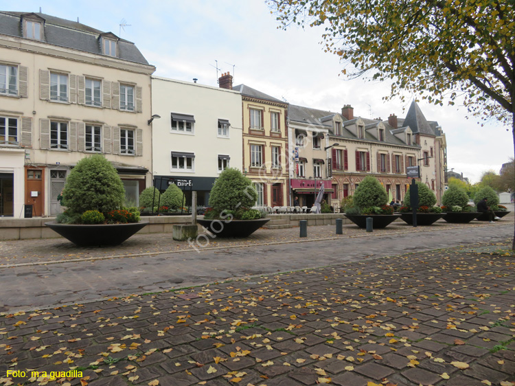 CHARTRES (236) Place General de Gaulle