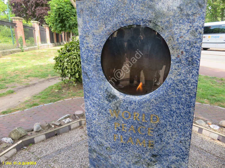 LA HAYA (452) Wereldvredesvlam Llama de la Paz
