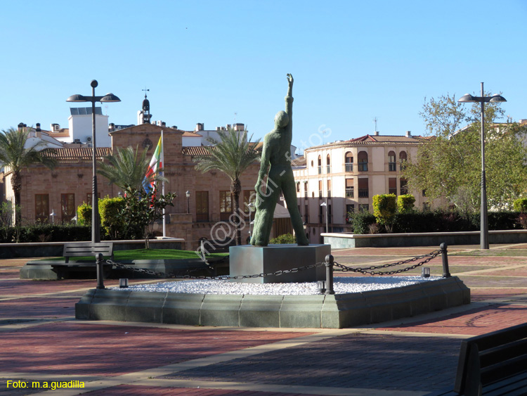 LINARES (109) Monumento a Raphael - Pza Ayuntamiento