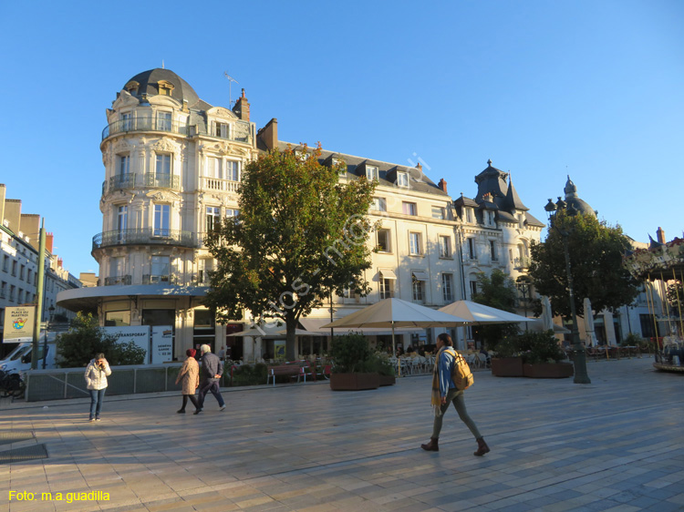 ORLEANS (211) Place du Martroi