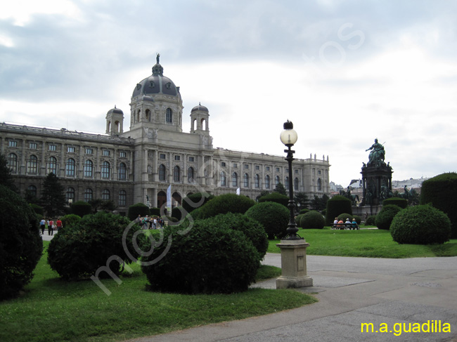 VIENA - Maria Theresien Platz y Museos de Historia Natural y Bellas Artes 001