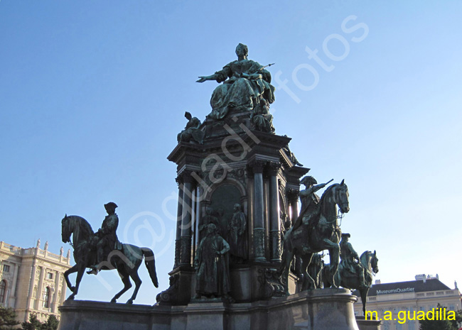 VIENA - Maria Theresien Platz y Museos de Historia Natural y Bellas Artes 002