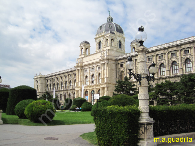 VIENA - Maria Theresien Platz y Museos de Historia Natural y Bellas Artes 003