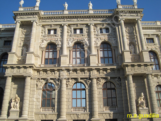 VIENA - Maria Theresien Platz y Museos de Historia Natural y Bellas Artes 007