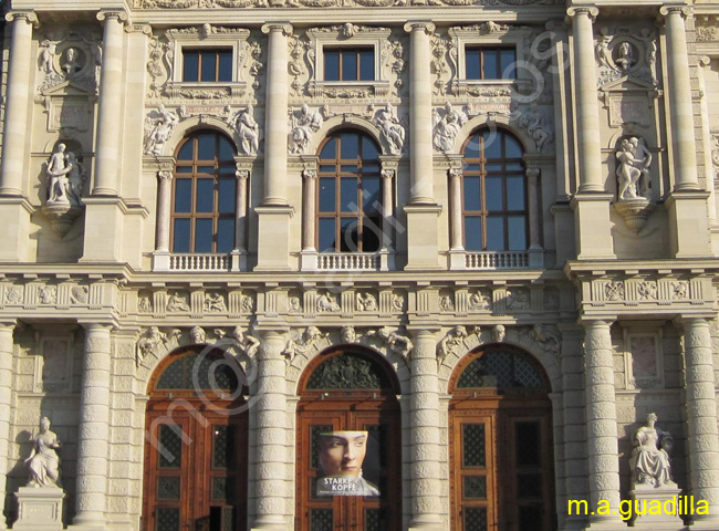 VIENA - Maria Theresien Platz y Museos de Historia Natural y Bellas Artes 013