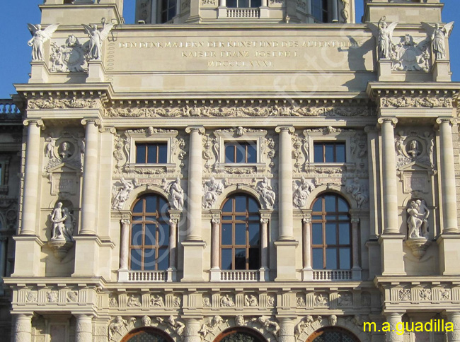 VIENA - Maria Theresien Platz y Museos de Historia Natural y Bellas Artes 014