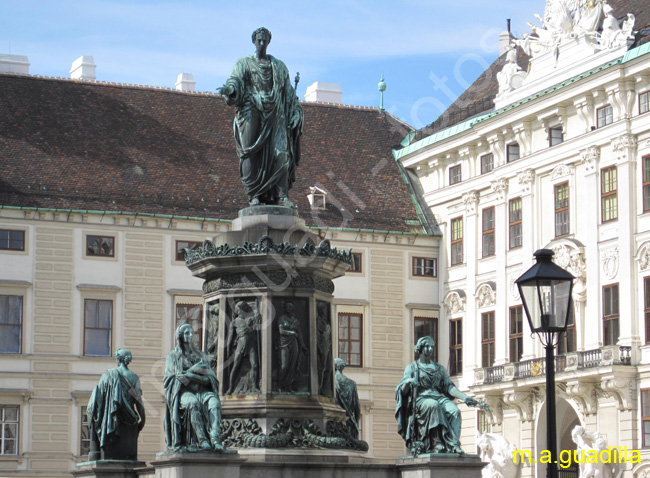 VIENA - Hofburg 020 - Patio In der Burg - Estatua de Francisco I 