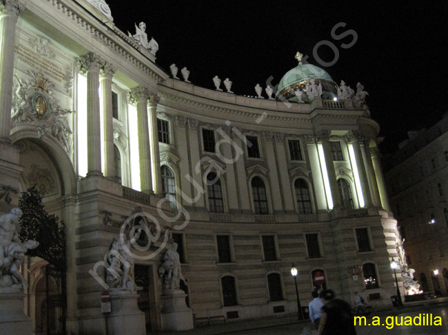 VIENA - Hofburg 084 - Puerta de San Miguel