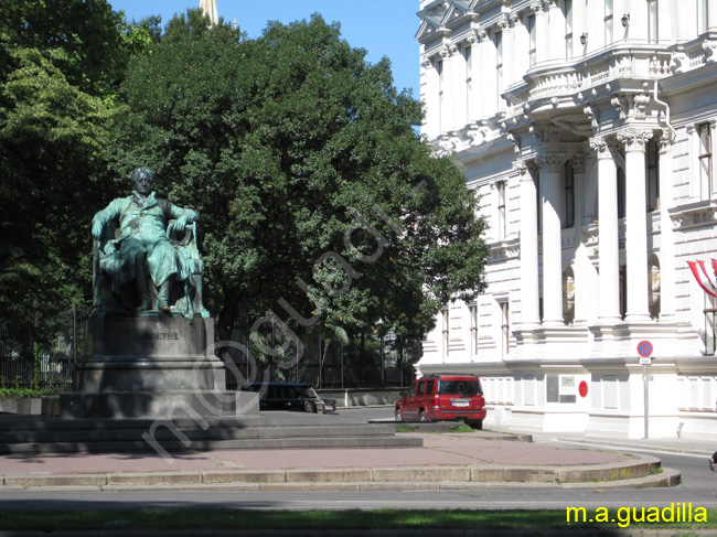 VIENA 064 - Monumento a Goethe